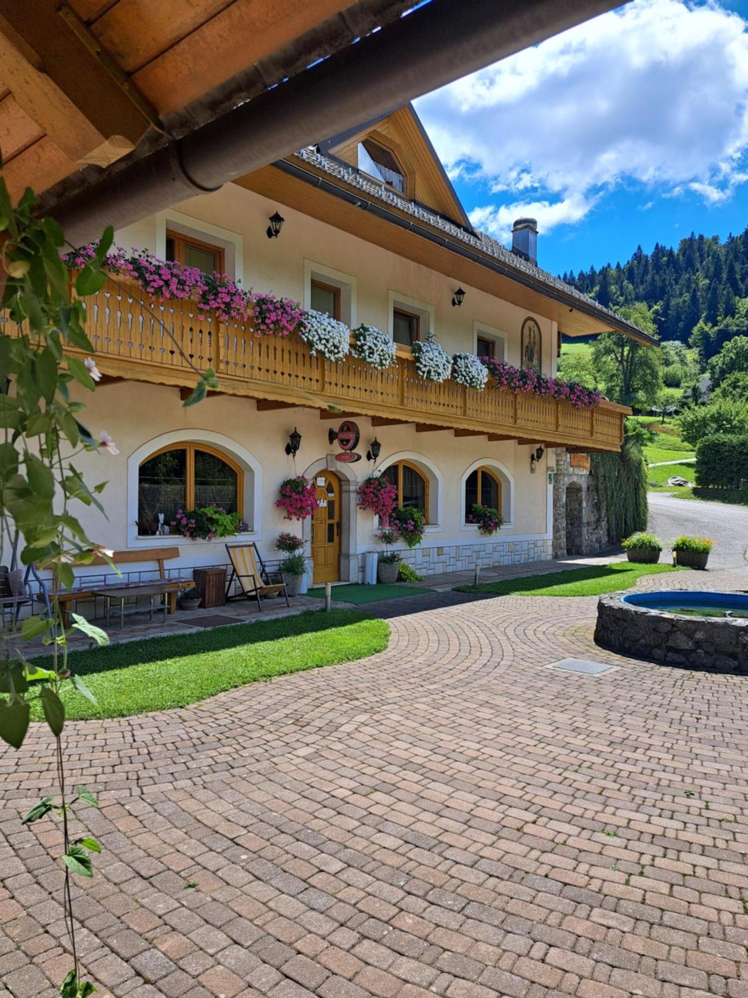 Guest House Kveder Škofja Loka Exteriör bild